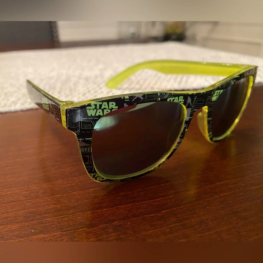 Star Wars kids sunglasses 😎 with protective carry bag and cleaning cloth